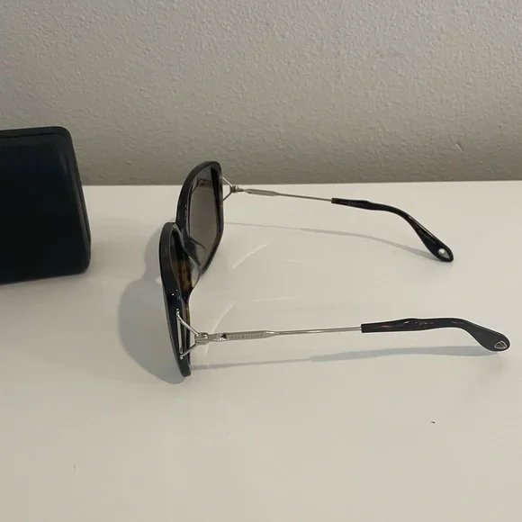 🇫🇷 Givenchy women’s oversized sunglasses - Picture 3 of 10